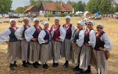 2022.08.14 WYSTĘP SADKOWIAN I JABŁONECZKI W MUZEUM KULTURY LUDOWEJ W OSIEKU 2