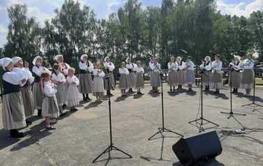 2022.08.14 WYSTĘP SADKOWIAN I JABŁONECZKI W MUZEUM KULTURY LUDOWEJ W OSIEKU 3