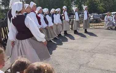 2022.08.14 WYSTĘP SADKOWIAN I JABŁONECZKI W MUZEUM KULTURY LUDOWEJ W OSIEKU 4