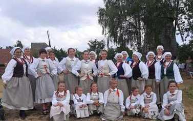 2022.08.14 WYSTĘP SADKOWIAN I JABŁONECZKI W MUZEUM KULTURY LUDOWEJ W OSIEKU 5