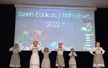 2022.10.13 WYSTĘP "JABŁONECZKI" Z KOAZJI DNIA EDUKACJI NARODOWEJ 2
