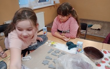 2022.10.27 WARSZTATY CERAMICZNE DLA DZIECI Z JADWIŻYNA 1