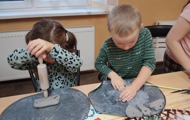 2022.10.27 WARSZTATY CERAMICZNE DLA DZIECI Z JADWIŻYNA 6