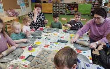 2023.02.08 FERYJNE WARSZTATY CERAMICZNE W PRZEDSZKOLU 7