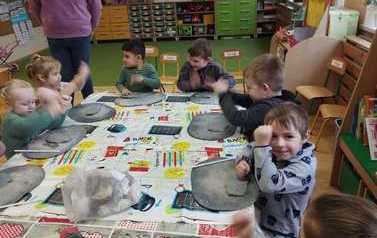 2023.02.08 FERYJNE WARSZTATY CERAMICZNE W PRZEDSZKOLU 11