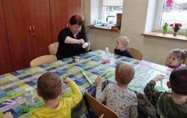 2023.03.09 ZAJĘCIA PLASTYCZO-TECHNICZNE Z BIEDRONKAMI I PSZCZ&Oacute;ŁKAMI 8