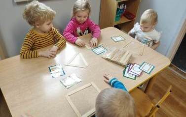 2023.03.14 ZAJĘCIA POBUDZAJĄCE PRACĘ MAŁYCH RĄCZEK 1