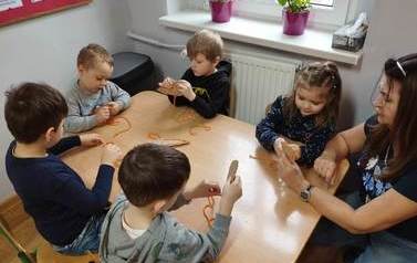 2023.03.14 ZAJĘCIA POBUDZAJĄCE PRACĘ MAŁYCH RĄCZEK 2