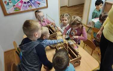 2023.03.14 ZAJĘCIA POBUDZAJĄCE PRACĘ MAŁYCH RĄCZEK 4