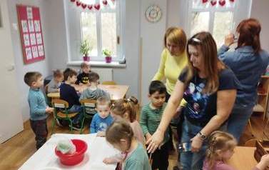 2023.03.14 ZAJĘCIA POBUDZAJĄCE PRACĘ MAŁYCH RĄCZEK 9