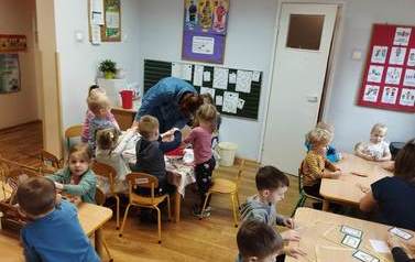 2023.03.14 ZAJĘCIA POBUDZAJĄCE PRACĘ MAŁYCH RĄCZEK 11