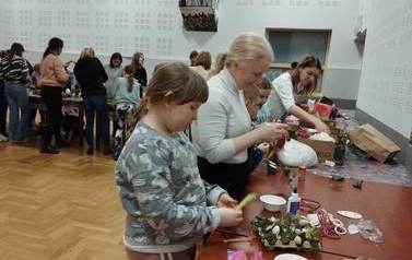 2023.03.28 RODZINNE WARSZTATY WIELKANOCNE Z GBP I GOK SADKI 1