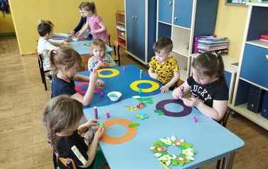 2023.04.12 ZAJĘCIA TECHNICZNO-PLASTYCZNE W PRZEDSZKOLU W DĘBIONKU 3