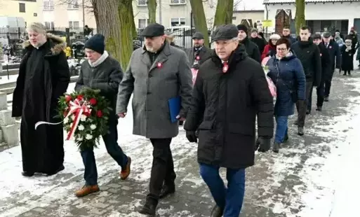 Uroczyste przejście na cmentarz.