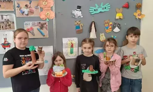 Dzieci prezentuję efekty swojej pracy.