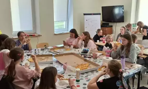 Młodzież częstuje się pizzą