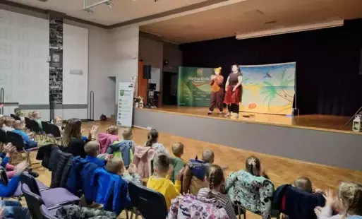 Dzieci oglądają przedstawienie teatru Maska.