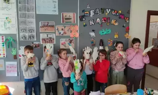 Dzieci nadmuchują rękawiczki.