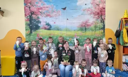 Przedszkolaki z Bnina pokazują wykonane prace.
