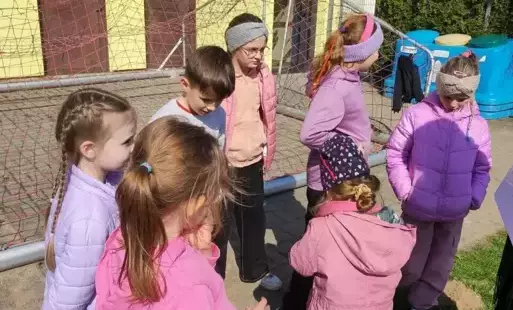 Dzieci wychodzą na zabawę w plenerze.