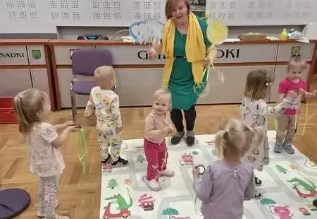 Maluchy obserwują instruktorkę.