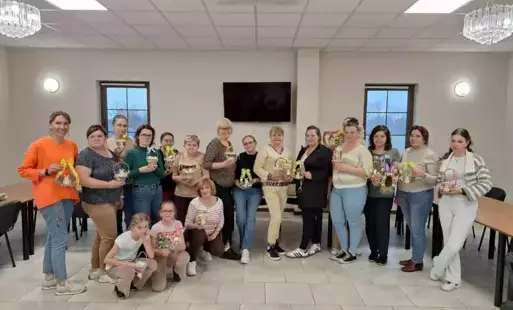 Panie prezentują wykonane dekoracje.