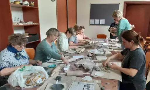 Panie tworzą z gliny.