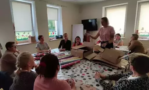 Instruktorka przedstawia zebranym plan tworzenia.