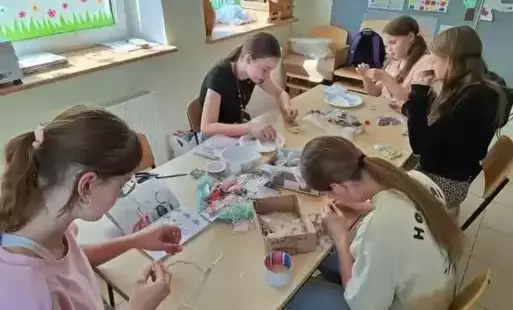 Dziewczyny tworzą bransoletki