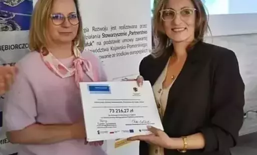 Pani dyrektor trzyma bon.