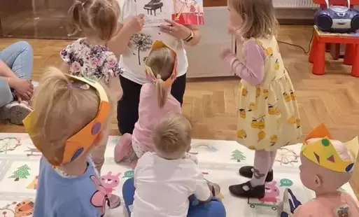 Prowadząca pokazuje uczestnikom ilustracje w książce.