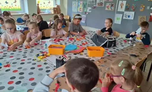 Dzieci kolorują rakiety