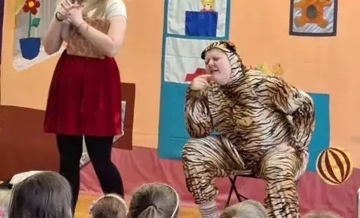 Uczniowie oglądają przedstawienie.