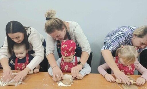 Zdjęcie do 2025.12.04 Pieczenie pierniczk&oacute;w w Dębowie