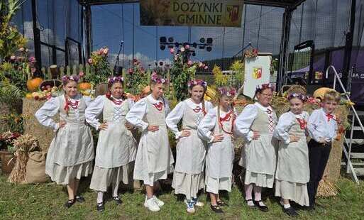 Zdjęcie do 30.08.2026 WYSTĘP ZESPOŁU SADKIWIANIE ORAZ DZIECIECEGO ZESPOŁU FOLKLORYSTYCZNEGO JABŁONECZKA NA DOŻYNKACH W KROSTKOWIE 