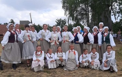 Zdjęcie do 2022.08.14 WYSTĘP SADKOWIAN I JABŁONECZKI W MUZEUM KULTURY LUDOWEJ W OSIEKU